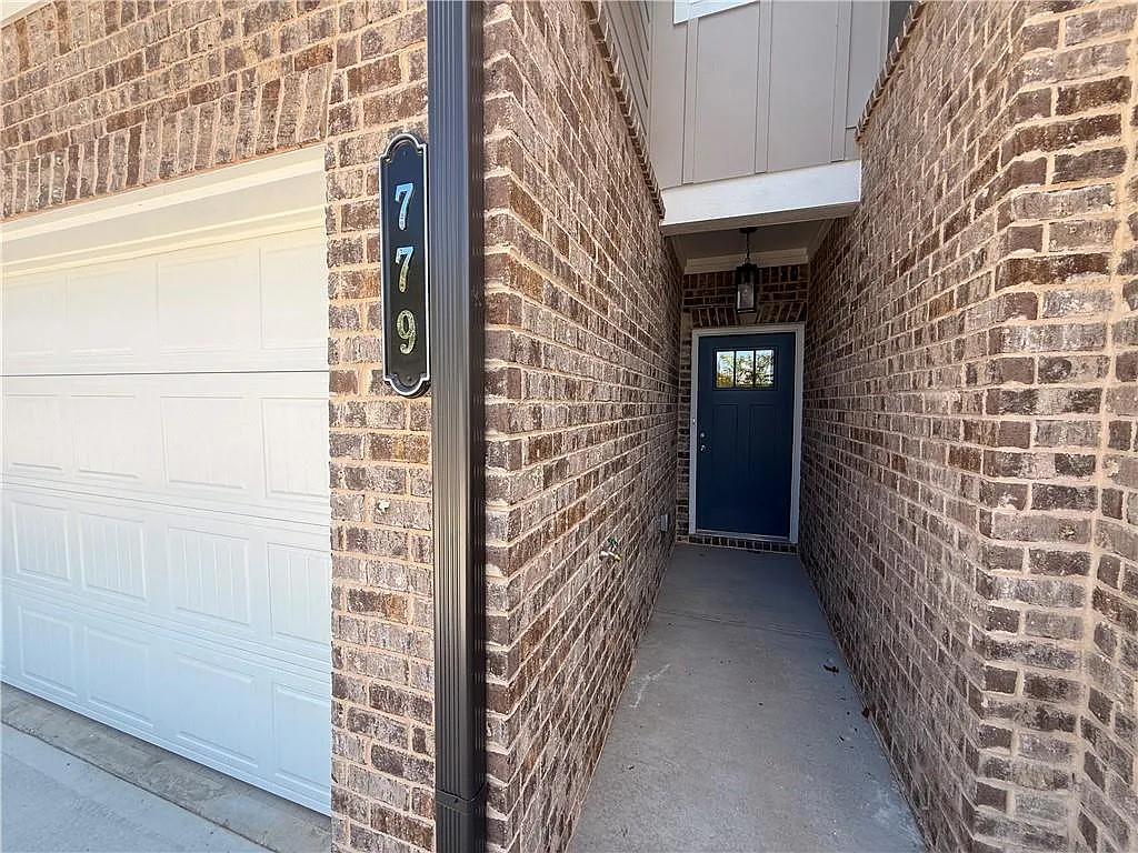 3 bed, 2.5 bath, 1990 sqft, $2,700 — Photo 2