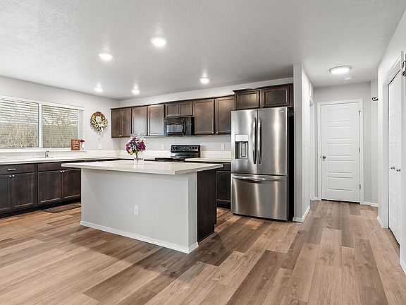 4th image of 1077 N Bowknot Lake Ave