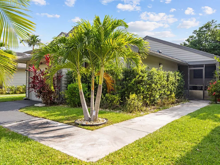 2482 Bedford Mews Dr — Photo 3