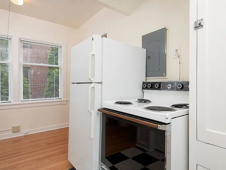 608 Belmont Ave E — Photo 13
