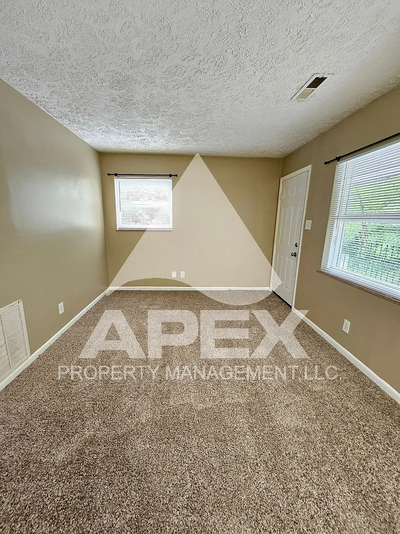 220 Ogle Avenue — Photo 4