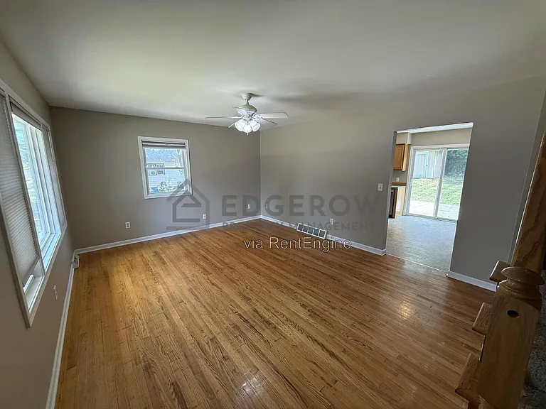 1240 Emerald Ave NE — Photo 3