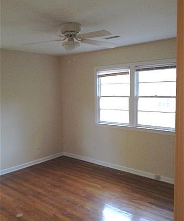 Master BR w en-suite bathroom.