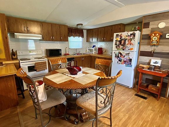 3rd image of 6 Lovell Cir
