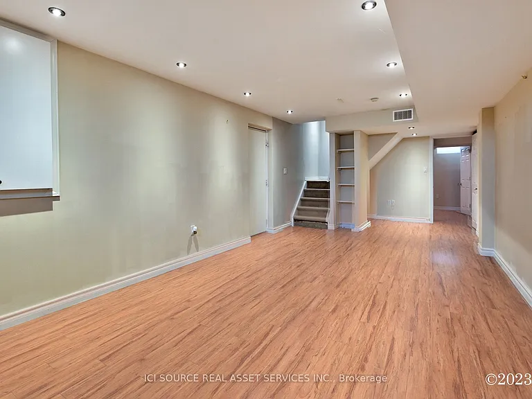 2 Waterton Cres — Photo 24