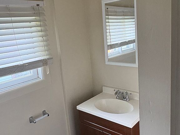 3rd image of 619 1/2 S Summit St #1.5