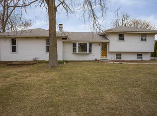 1N226 Darling St, Carol Stream, IL 60188