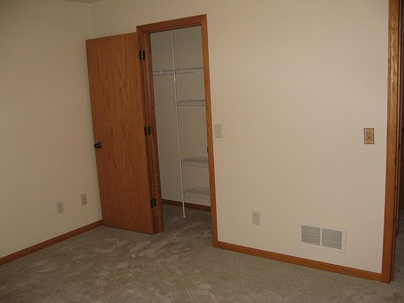 3rd image of 400 Gloria Ave