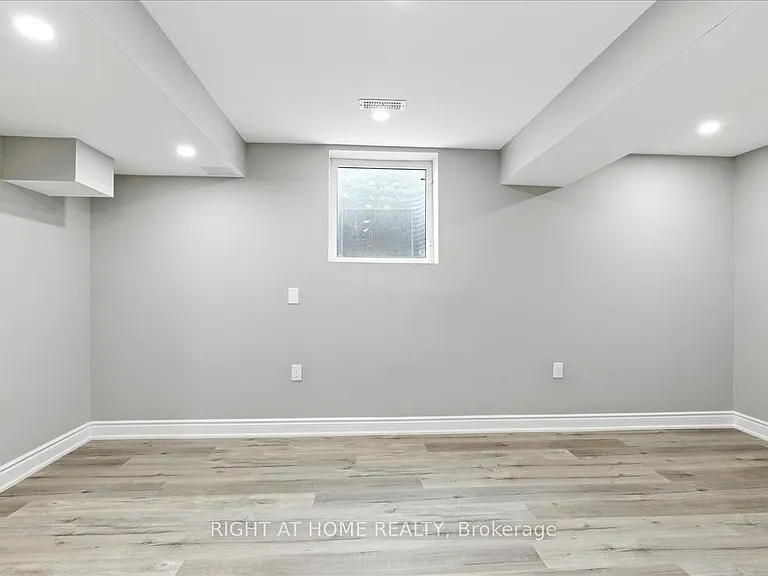1 Lorilee Cres — Photo 5