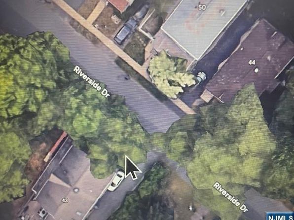 38 Riverside Dr, Hillsdale, NJ 07642