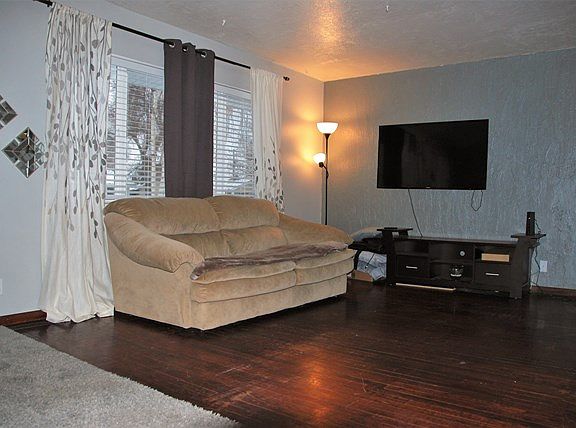 3rd image of 431 Valley Dr