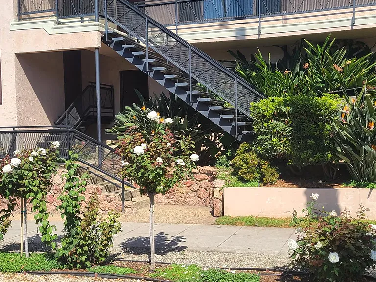 425 Washington Ave #10 — Photo 3