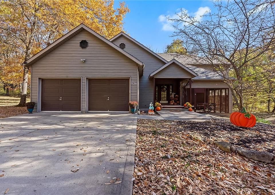 1st image of 15617 Oakmont Dr