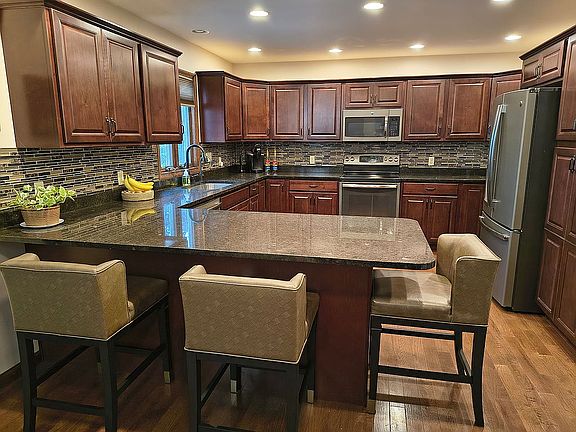 3rd image of 446 Meadow Cir
