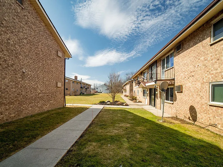 Holiday Meadows Apartments — Photo 14