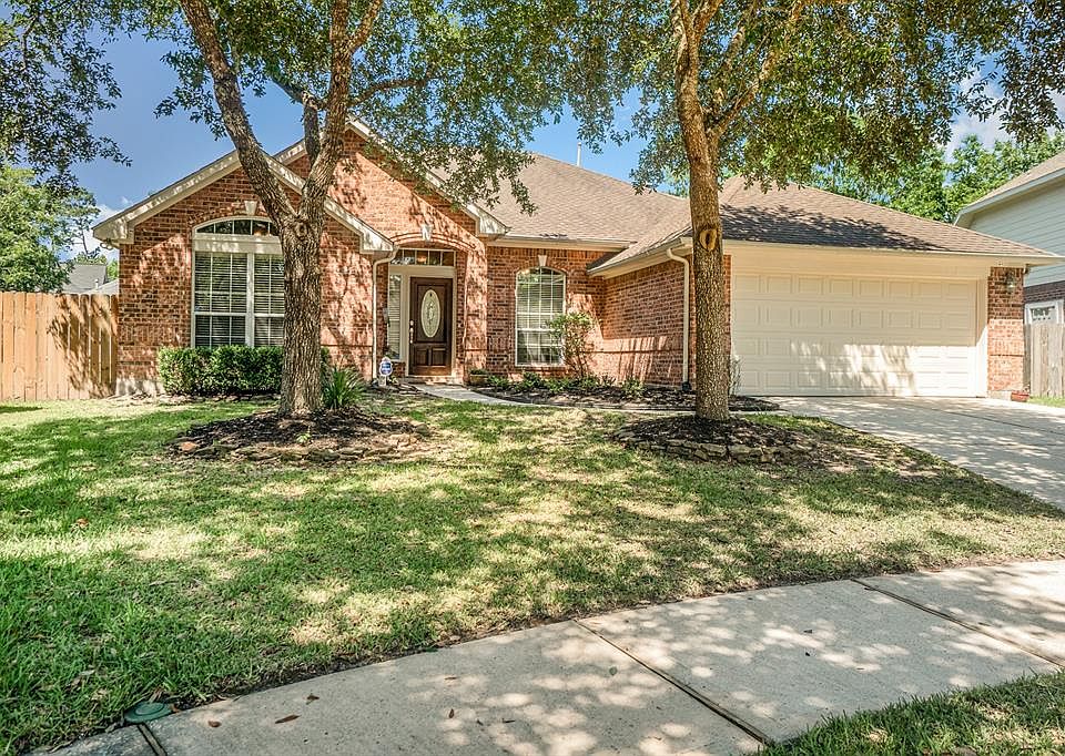 Conveniently located in Imperial Oaks Park, walking distance to area parks and schools, 10 minutes to The Woodlands amenities and quick access to major commute routes & IAH airport.