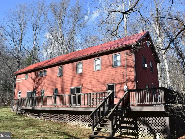 1417 Mountainside Rd, Berkeley Springs, WV 25411