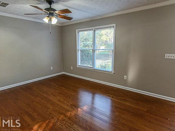 5th image of 227 Crescent Oak