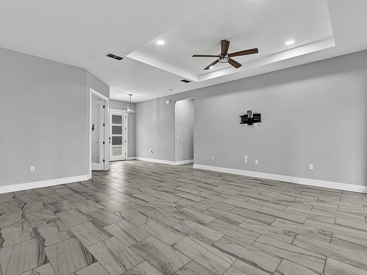 5 bed, 2526 sqft, $3,995 — Photo 3