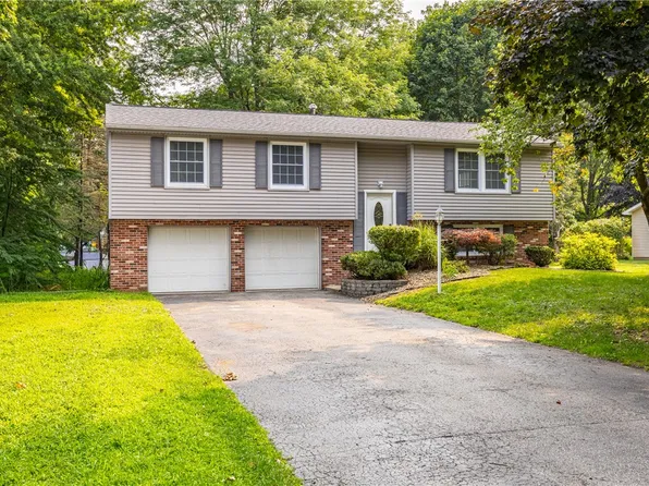 24 Carriage Ct, Pittsford, NY 14534