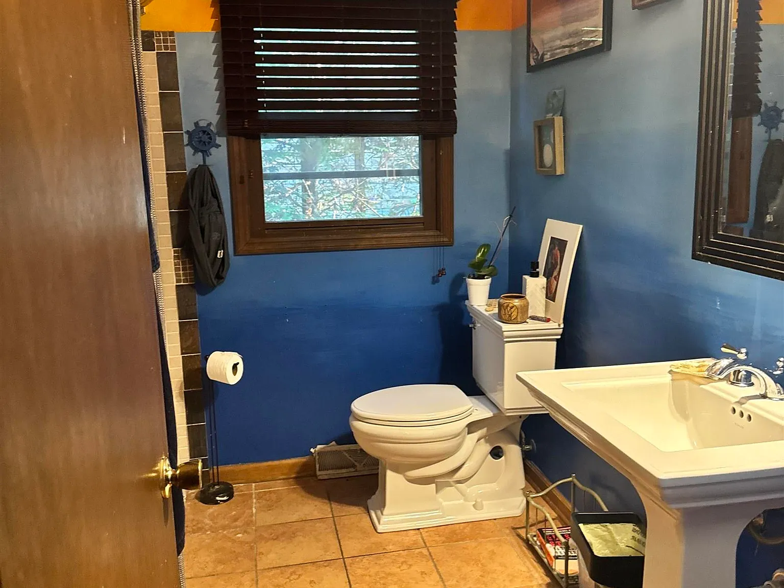 3 bed, 1.0 bath, 2336 sqft, $1,800 — Photo 3
