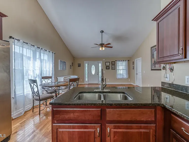 250 Bradford Ln — Photo 5