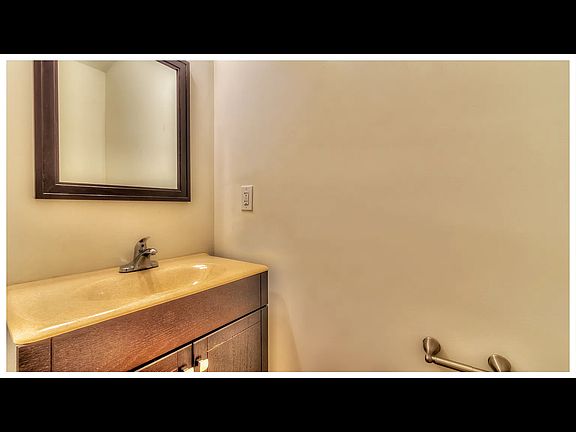 first floor 1/2 bathroom (1)