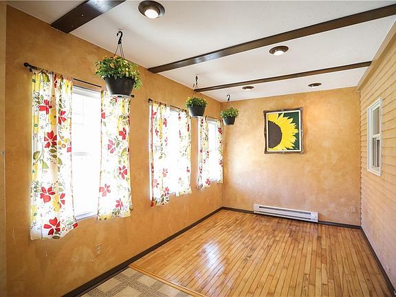 4th image of 105 Thompson Ave