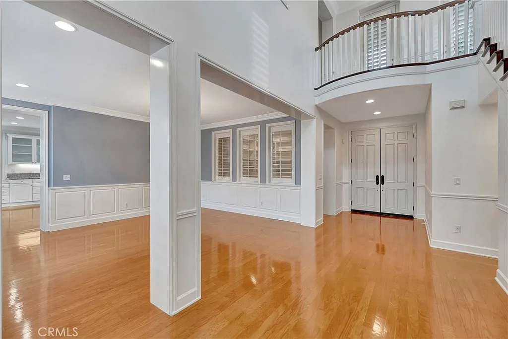 4 bed, 4.5 bath, 3804 sqft, $9,500 — Photo 2