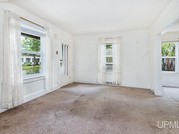 3rd image of 418 Brown St