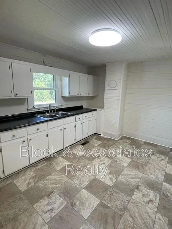 Studio, 1.0 bath, $995 — Photo 3