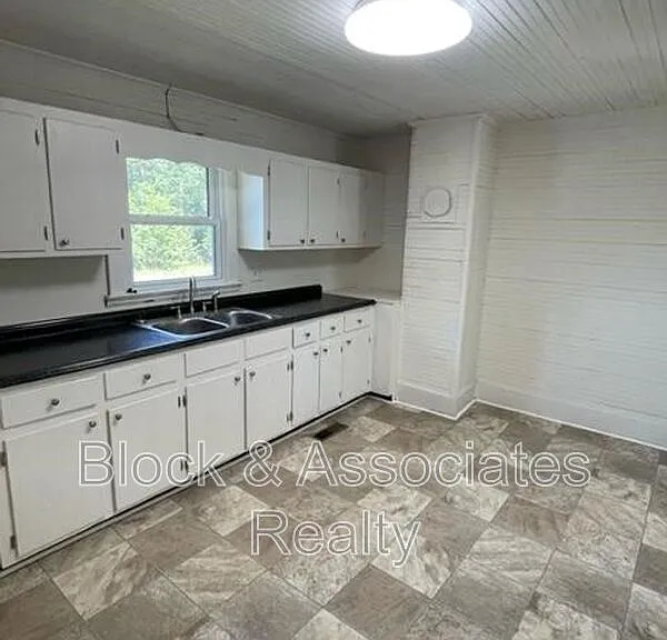 207 E Pritchard St — Photo 3