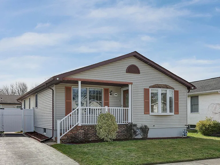 16 Pine Tree Ln — Photo 1