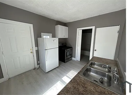 3 bed, 945 sqft, $1,412 — Photo 2