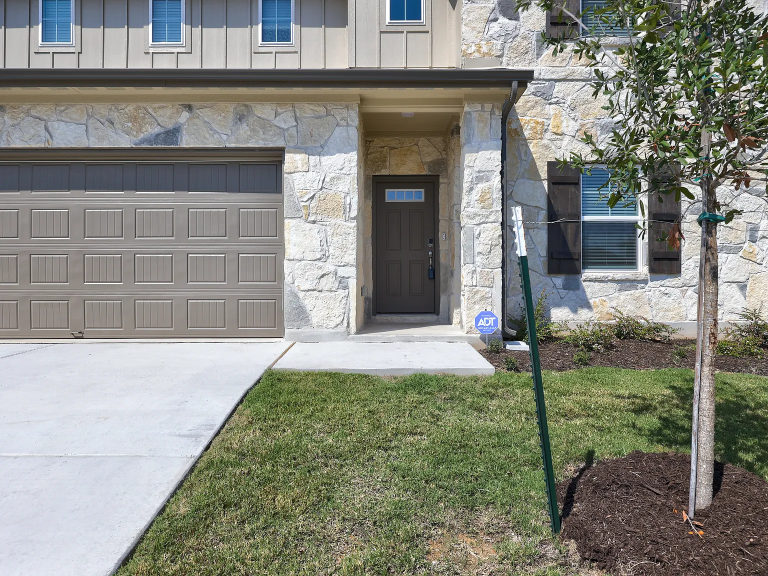 5 bed, 3050 sqft, $2,800 — Photo 4