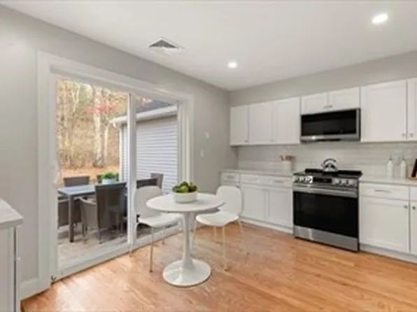 12 Barracks Rd, Hudson, MA 01749