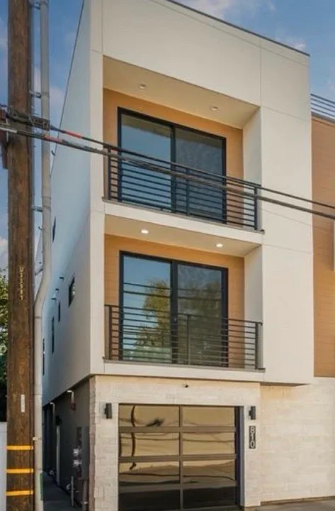 810 Victorian Aly #B