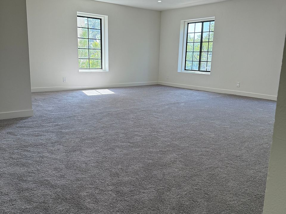 Living Room, all new flooring/carpet
