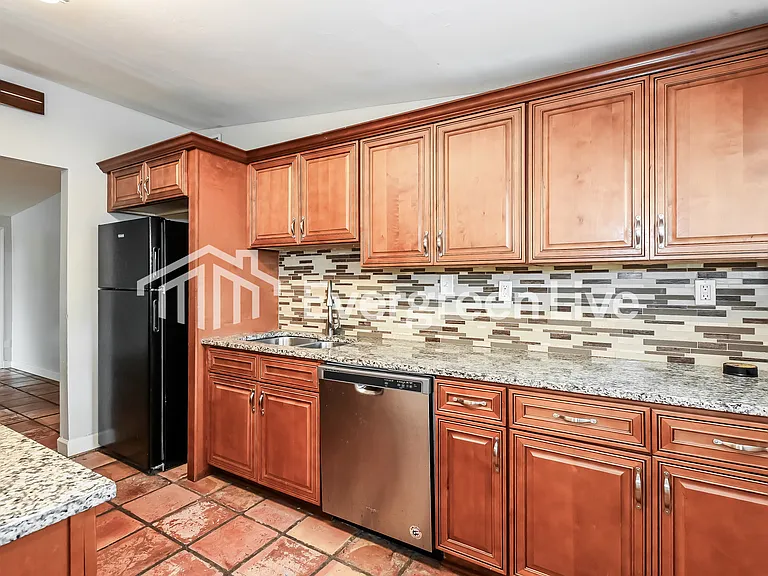 1040 Robinwood Dr — Photo 7