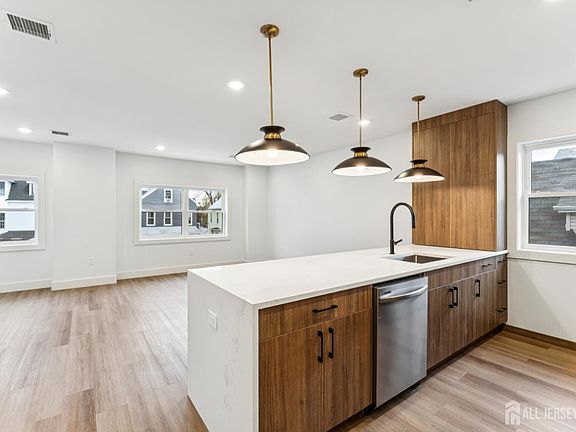 4th image of 84 Hollywood Ave
