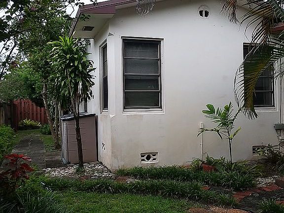 3rd image of 1007 SE 11th Ct