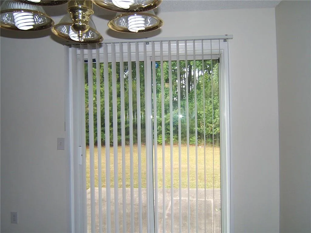 3 bed, 2.5 bath, 1402 sqft, $2,000 — Photo 3