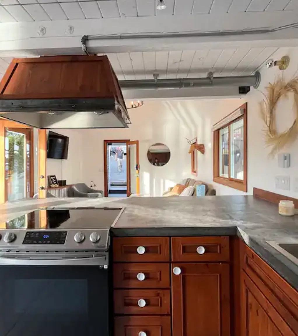 1409 NE Boat St — Photo 2