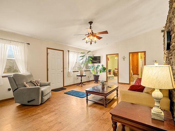 5th image of 230 Hope Ln