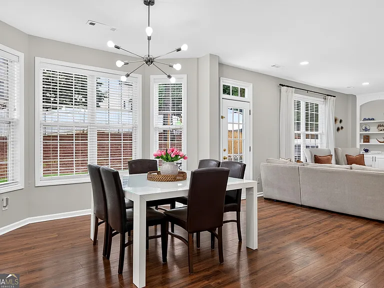 323 Revolution Dr — Photo 17
