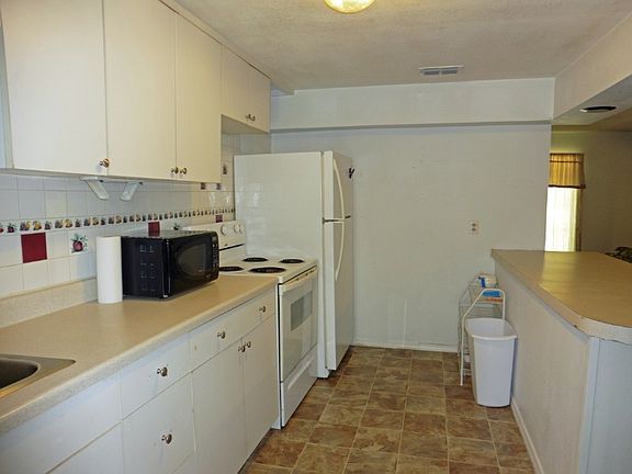 2nd image of 211 Balley Castle Dr