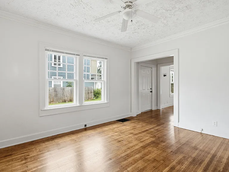 825 E 36th St — Photo 36