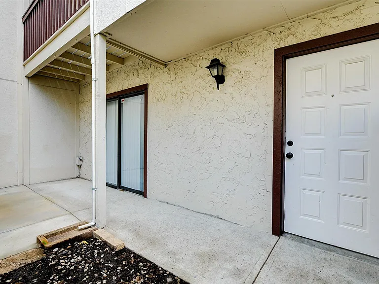3915 Tanglewilde St #3915 — Photo 18