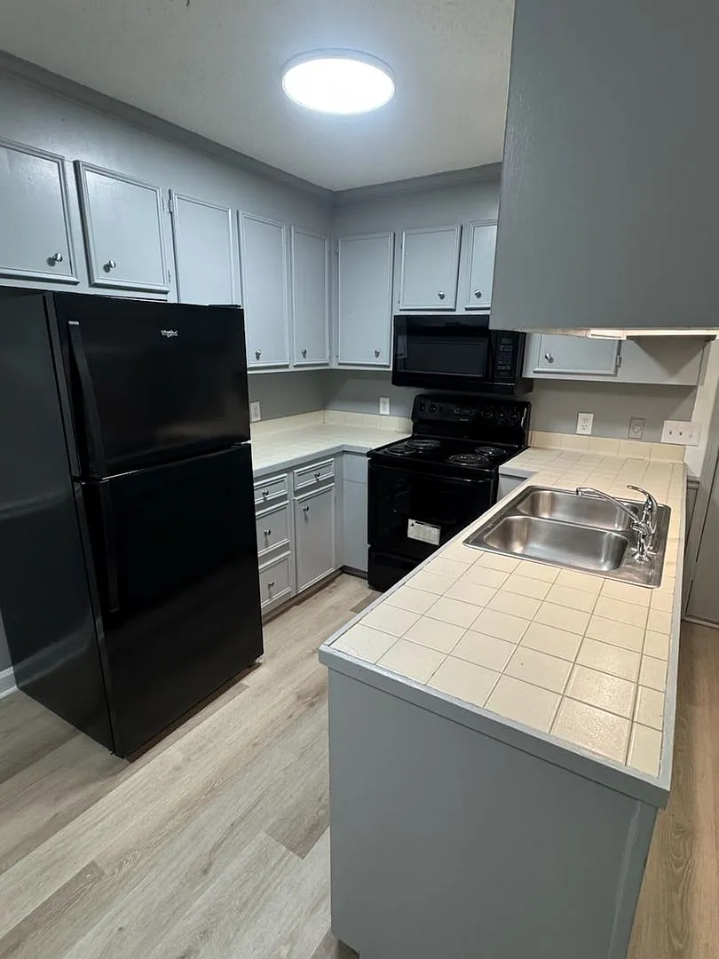 Stonehenge Apartments — Photo 4