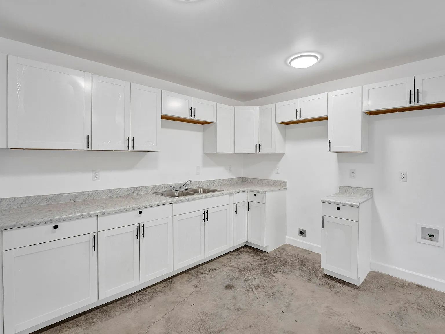 927 Seattle St — Photo 3